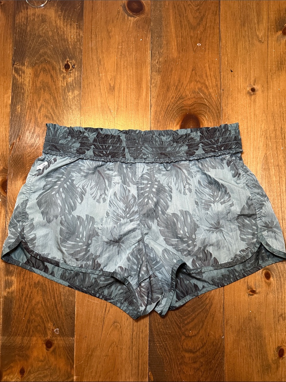 Aerie All Over Palm Print Running Shorts - Picture 5 of 7